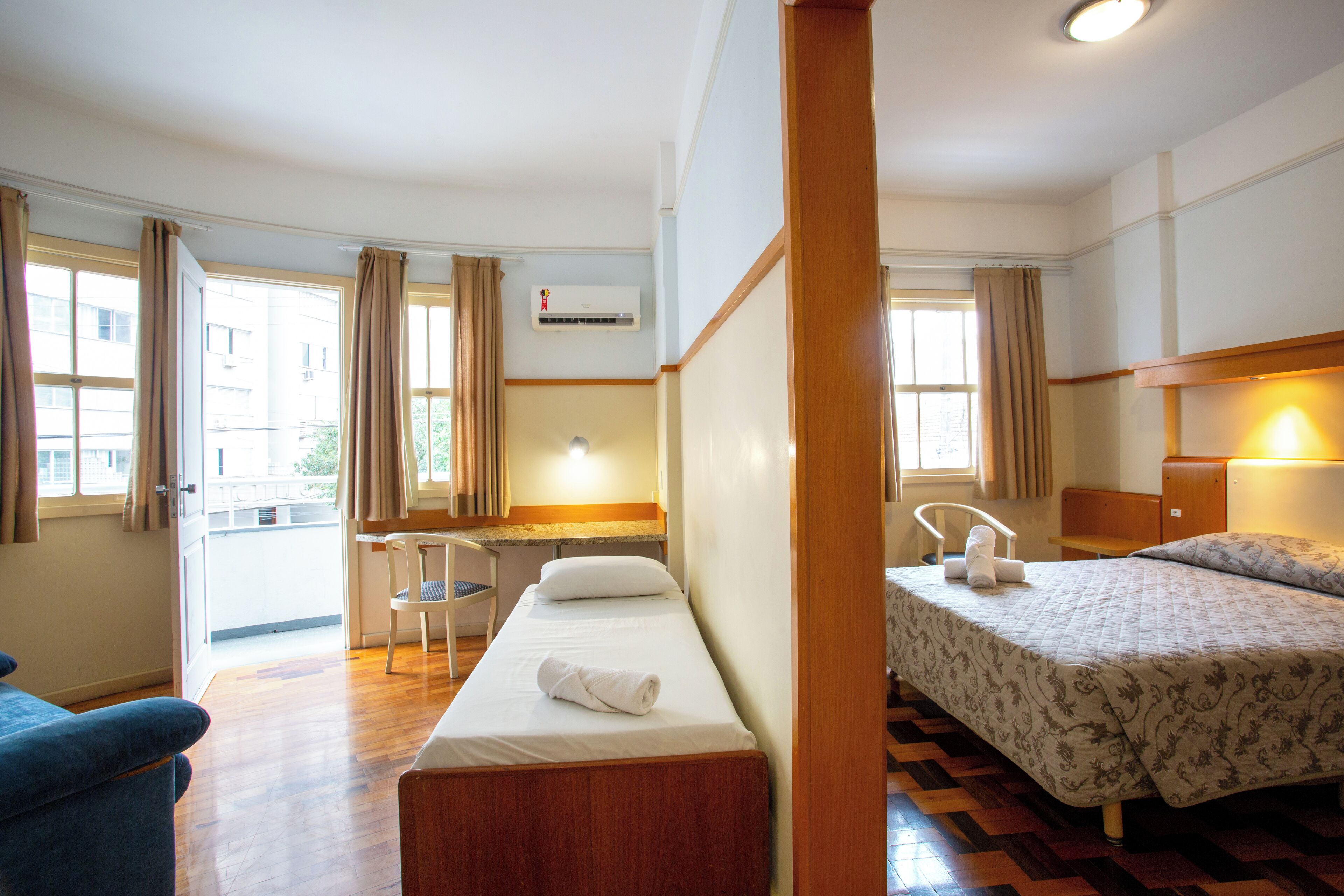 Chambre Quadruple Familiale | Minibar, coffres-forts dans les chambres, rideaux occultants