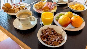 Buffet déjeuner servi tous les jours en supplément