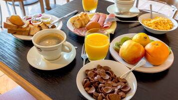 Sarapan prasmanan setiap hari dengan biaya tambahan