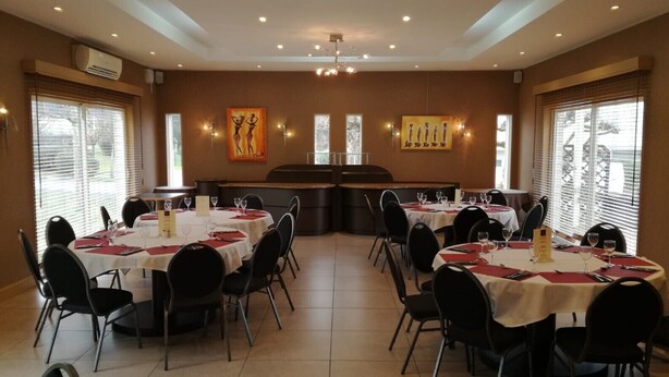 Déjeuner, dîner et souper servis sur place