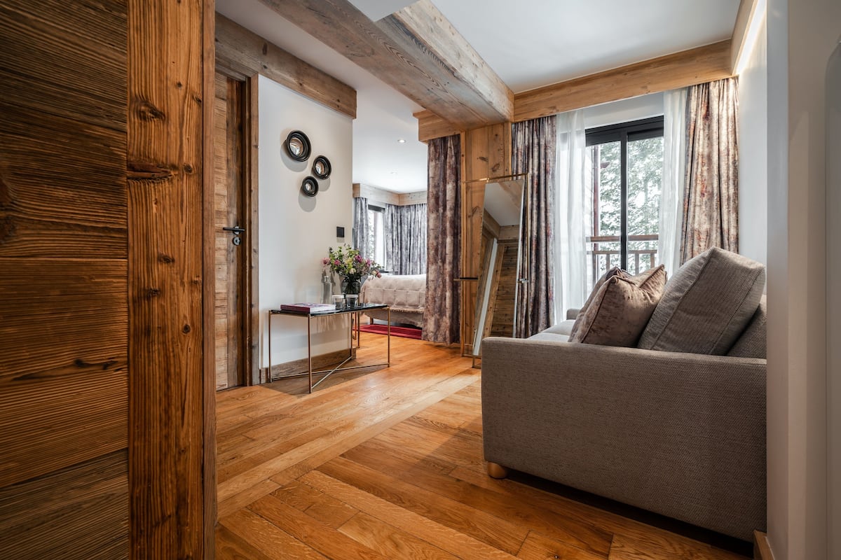 Kamar Double Premium | Seprai katun Mesir, seprai premium, minibar, dan brankas