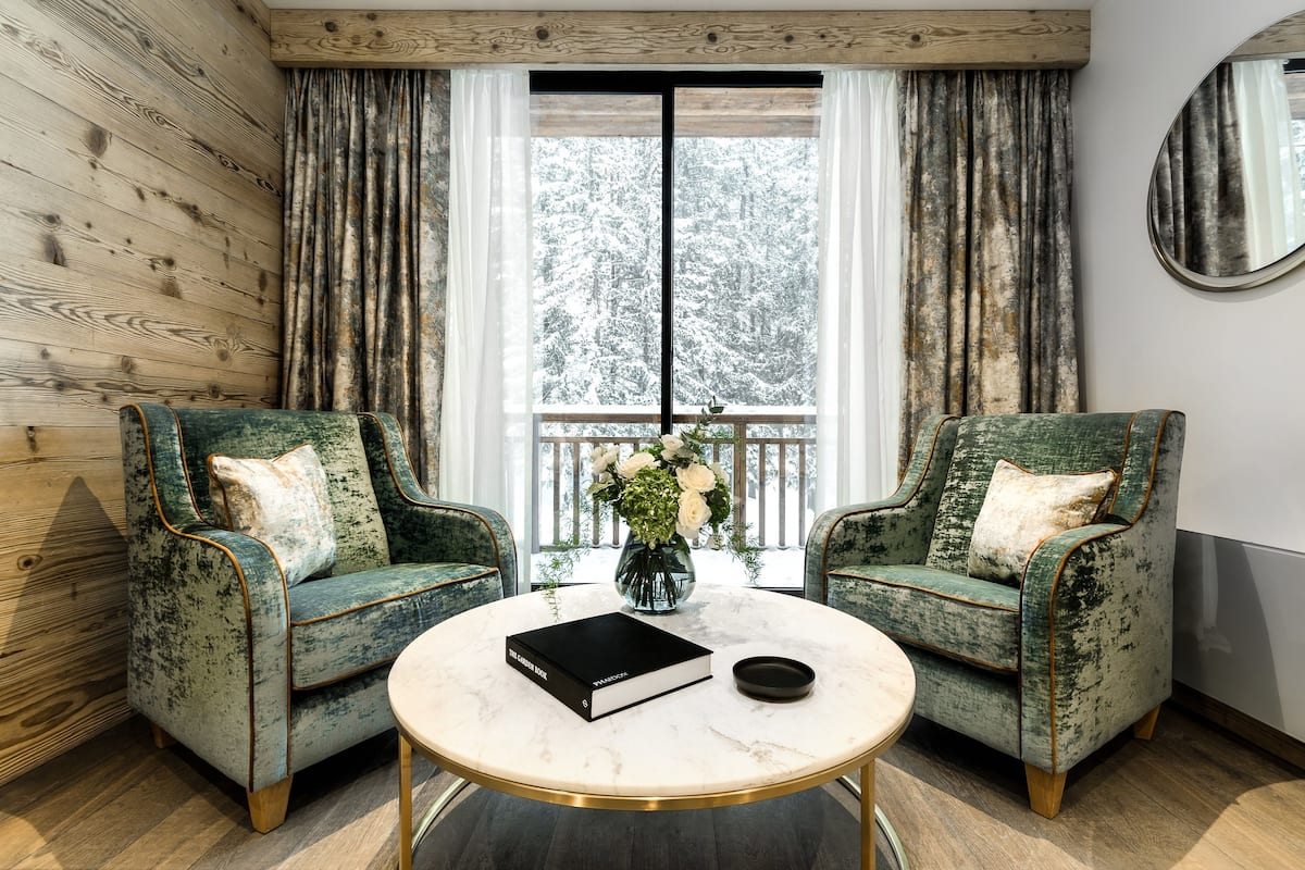 Kamar Double Premium | Seprai katun Mesir, seprai premium, minibar, dan brankas