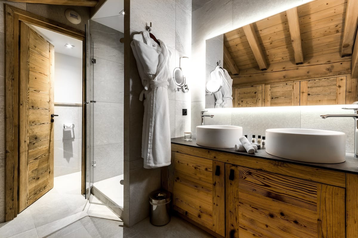 Apartemen Mewah, 3 kamar tidur, pemandangan gunung | Kamar mandi | Perlengkapan mandi gratis, pengering rambut, jubah mandi, dan sandal