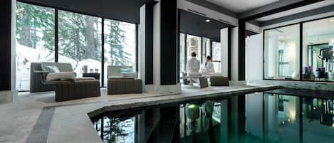 Piscina coperta, lettini