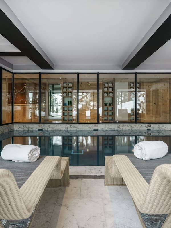 Piscina interna, espreguiçadeiras