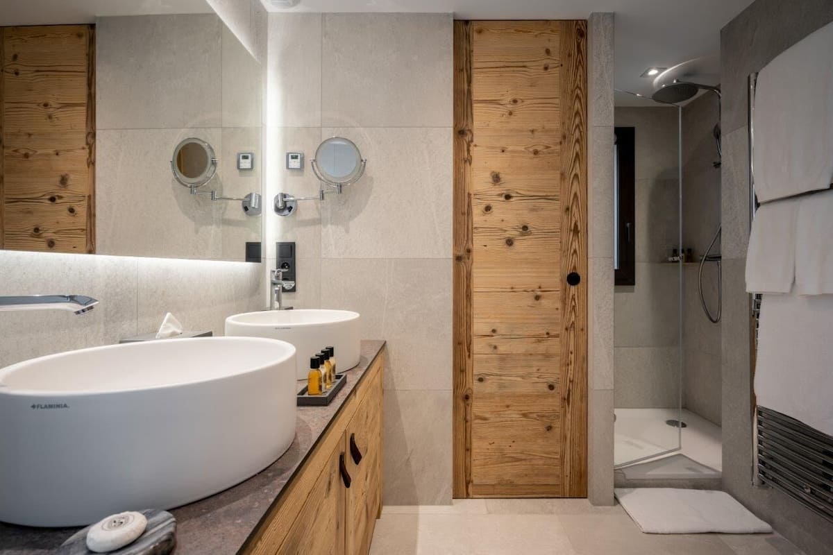 Kamar Double Premium | Kamar mandi | Perlengkapan mandi gratis, pengering rambut, jubah mandi, dan sandal