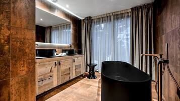 Luxury Apartment, 3 Bedrooms, Mountain View | Bathroom | Free toiletries, hair dryer, bathrobes, slippers