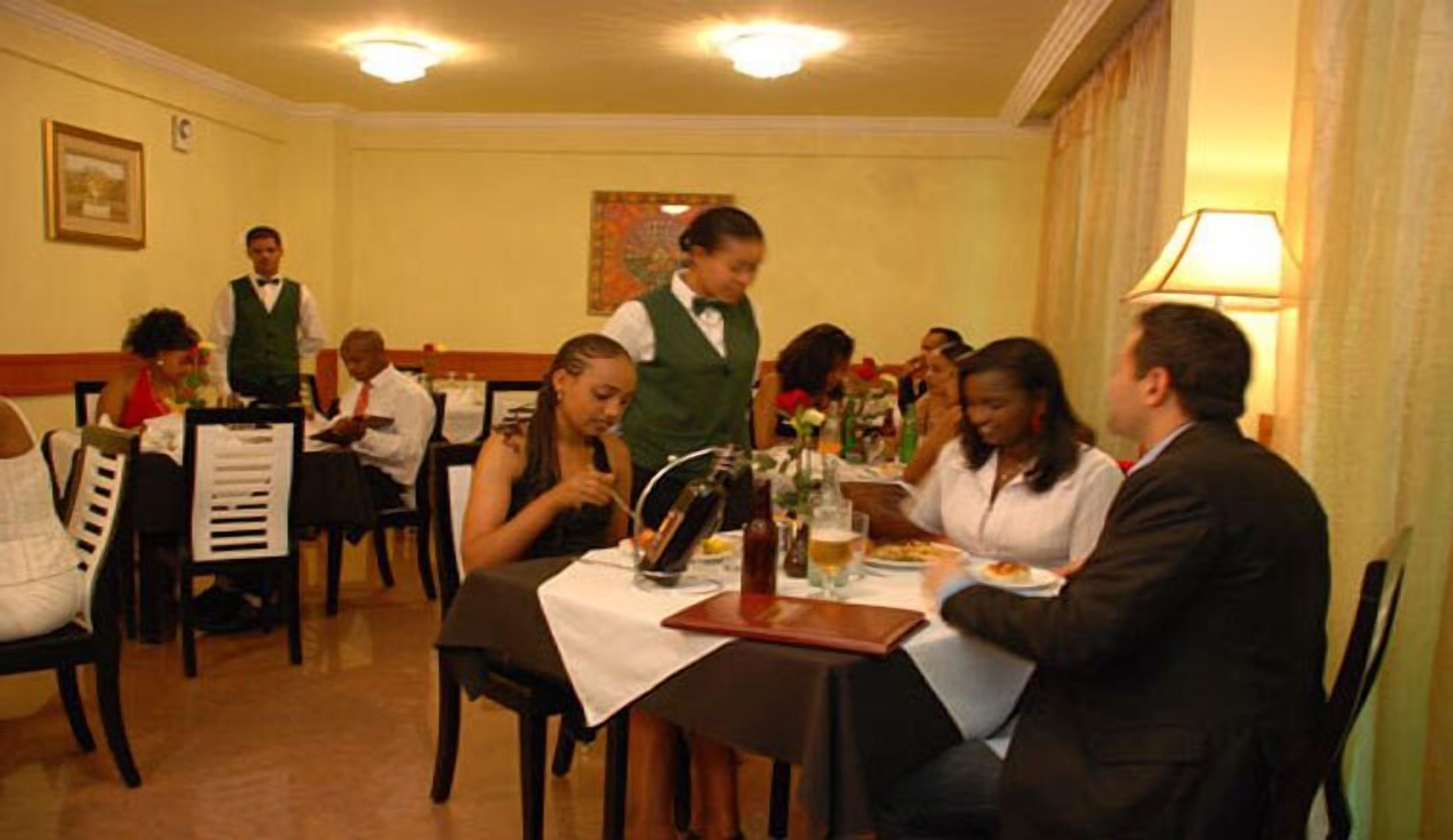 Se sirven desayunos, almuerzos y cenas; cocina internacional