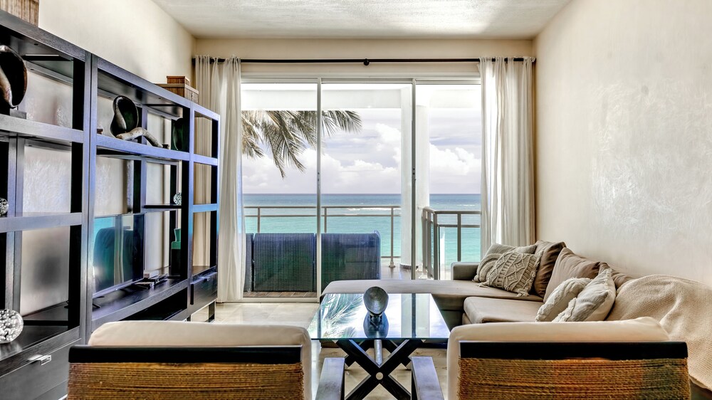 Watermark Luxury Oceanfront All Suite Hotel by null