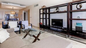 Deluxe-Apartment, 2 Schlafzimmer | Wohnbereich | Fernseher, iPod-Dockingstation