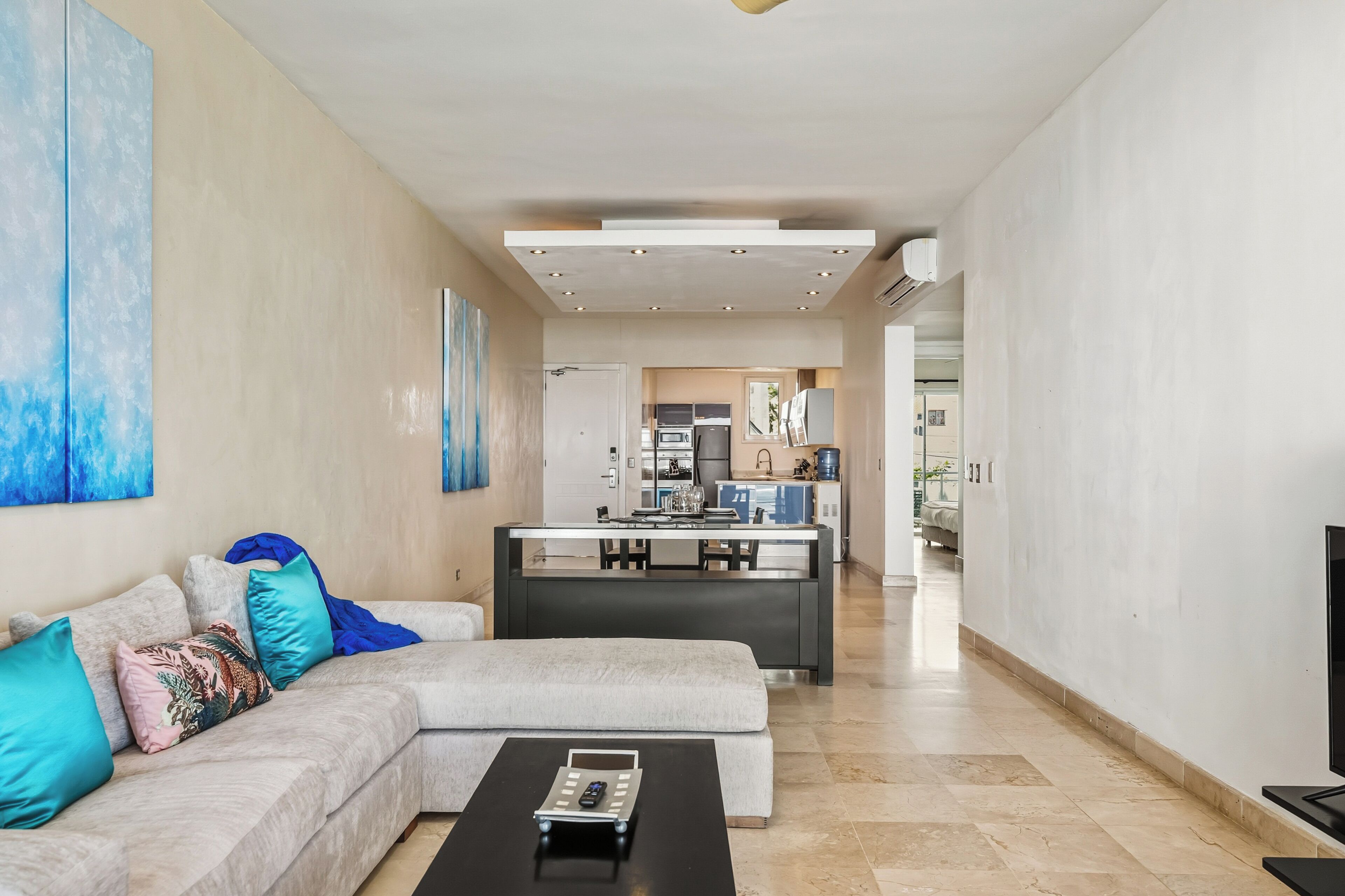 Apartamento luxo, 2 quartos | Área de estar | TV, dock para iPod