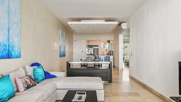 Apartamento luxo, 2 quartos | Área de estar | TV, dock para iPod