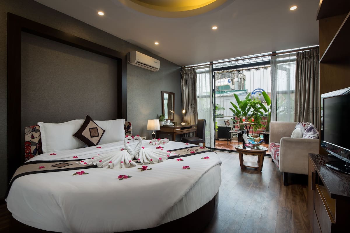 Junior Suite, 1 King Bed, Balcony, City View | Pillow-top beds, minibar, in-room safe, individually decorated
