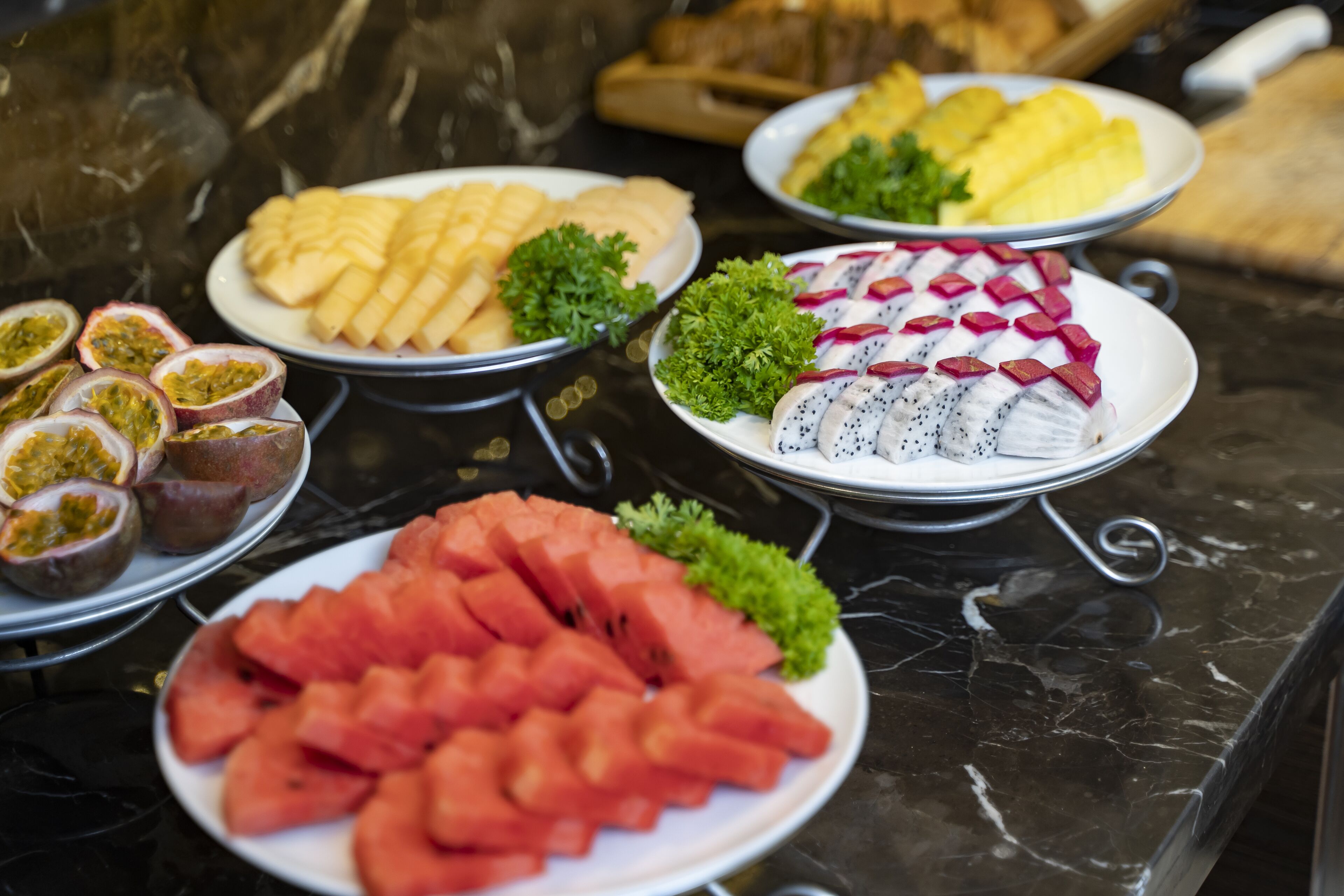 Verschillende soorten fruit en groenten, netjes gerangschikt op een marmeren tafel.