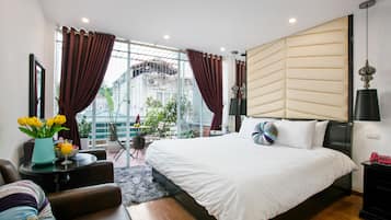 Suite Junior, 1 très grand lit, balcon, vue ville | Surmatelas, minibar, coffres-forts dans les chambres
