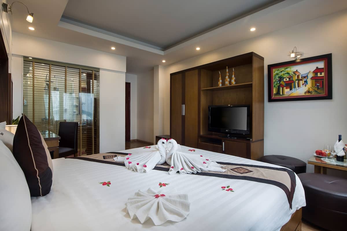 Honeymoon Room, 1 Queen Bed | Pillow-top beds, minibar, in-room safe, individually decorated