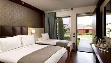 Superior Triple Room, Garden View | 미니바, 객실 내 금고, 각각 다른 스타일의 인테리어, 무료 유선 인터넷