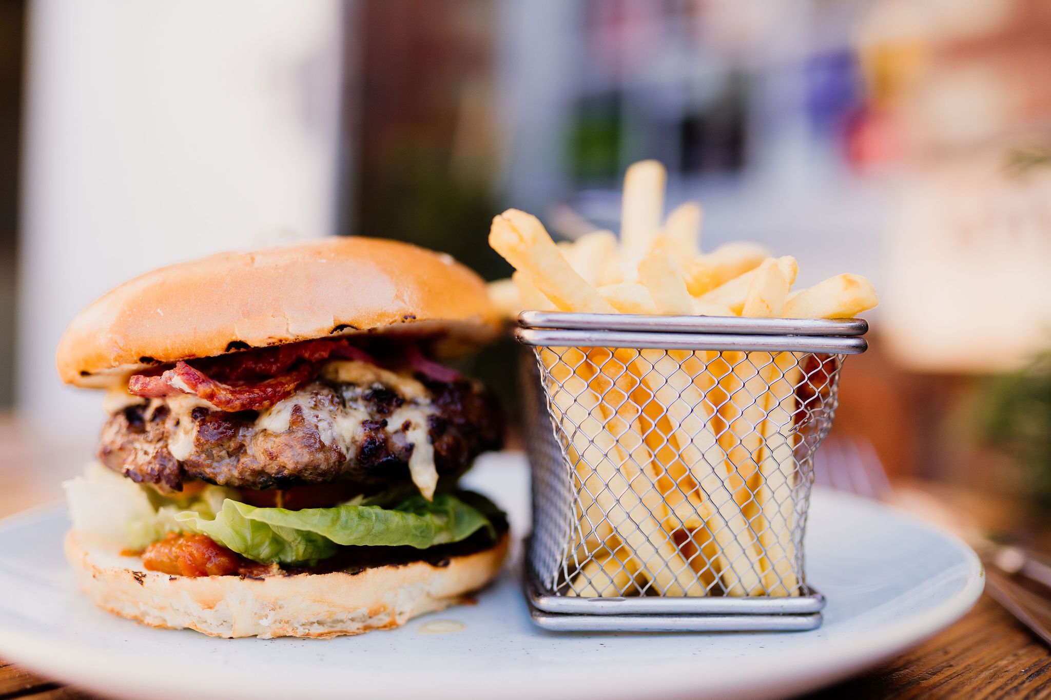 Una hamburguesa con papas fritas en un plato.
