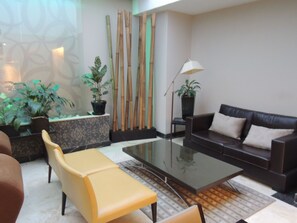 Lobby sitting area - Galerias Hotel (Buenos Aires)