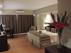 Quarto standard, 1 cama King | Roupas de cama premium
