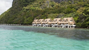 Private beach, white sand, sun-loungers, beach towels