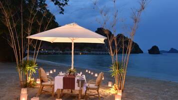 Breakfast, lunch, dinner served; alfresco dining