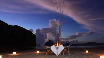 Breakfast, lunch, dinner served; alfresco dining