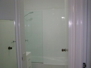 Apartment, 3 Bedrooms | Bathroom shower - Noosa Keys Resort (Noosaville)