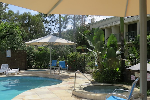 Udendørs pool, opvarmet pool, parasoller, liggestole