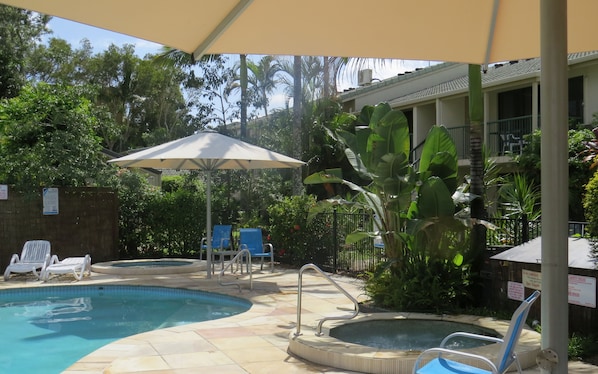 Outdoor pool, a heated pool, pool umbrellas, pool loungers - Noosa Keys Resort (Noosaville)