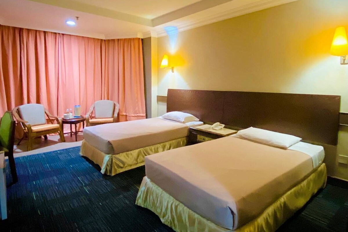 Deluxe Twin Room | Minibar, in-room safe, desk, free WiFi
