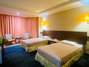 Phòng 2 giường đơn Deluxe | Minibar, két bảo mật tại phòng, bàn 