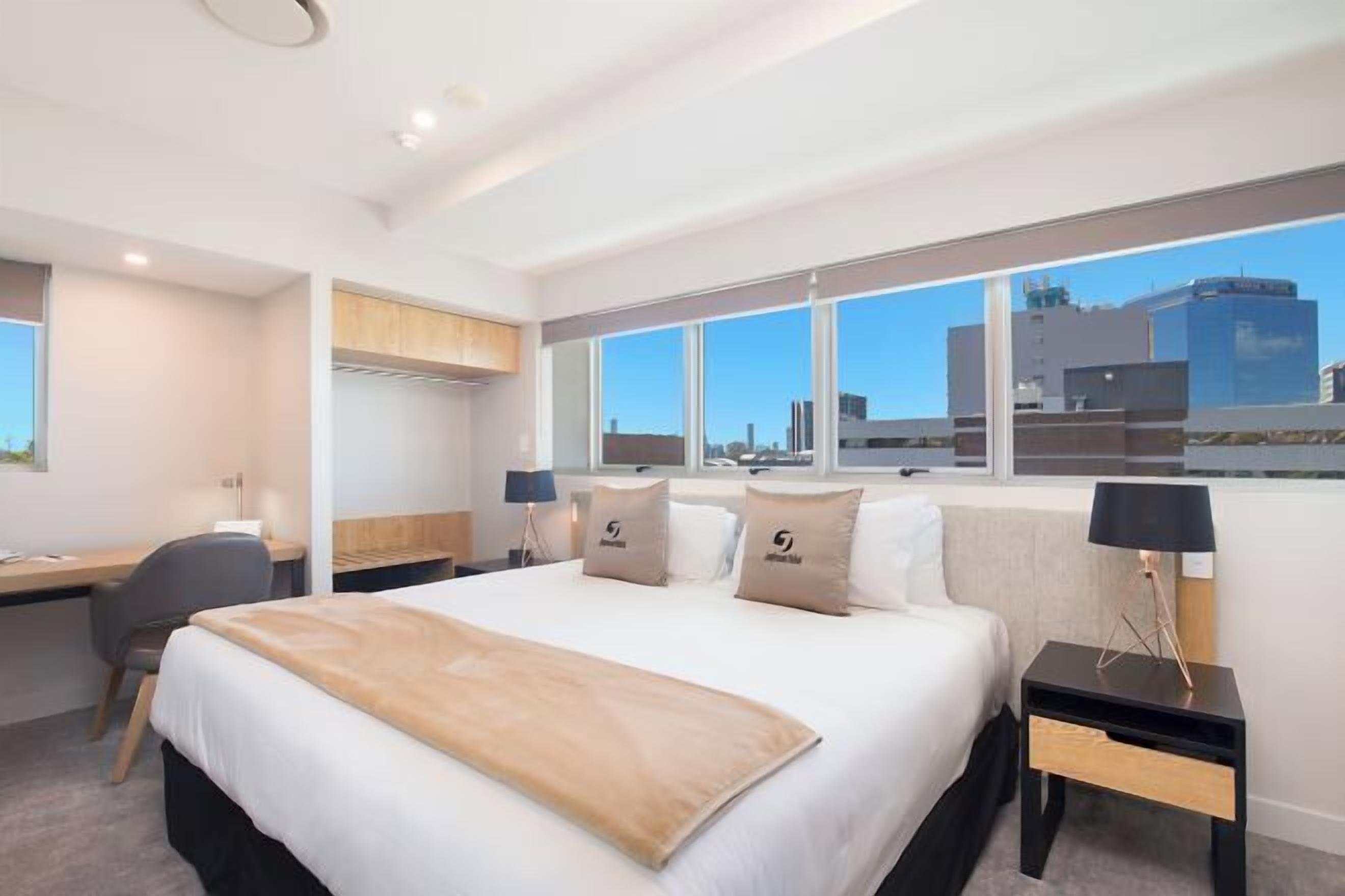 高級寢具、迷你吧、客房內保險箱、書桌