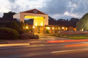 A hotel with a prominent MG logo, a covered entrance, and a well-lit facade. - Motel Mount Gambier (Mount Gambier)