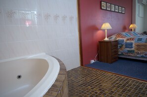 Suite, hidromasaje | Escritorio, tabla de planchar con plancha, wifi gratis y ropa de cama 