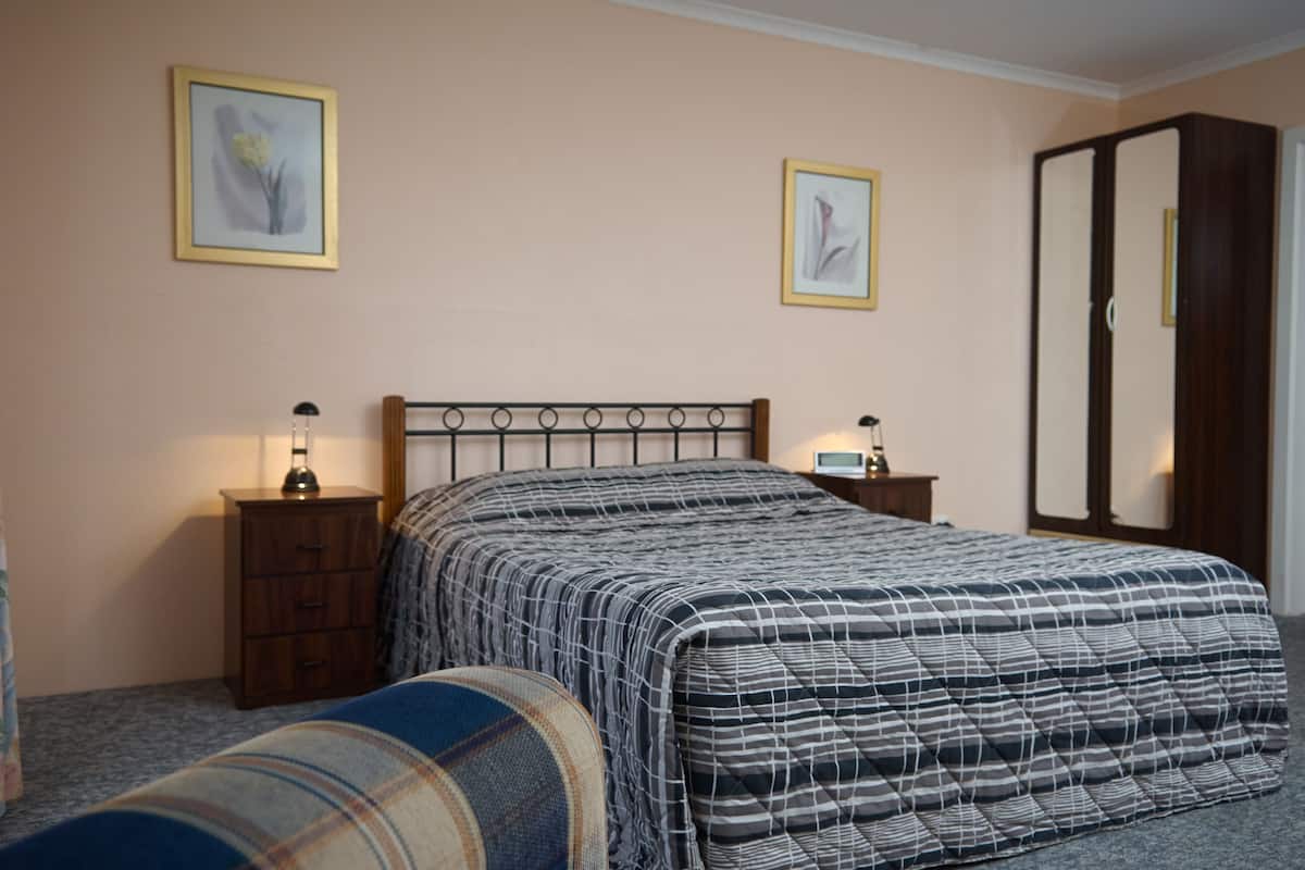 Standaard kamer | Een bureau, een strijkplank/strijkijzer, gratis wifi, beddengoed