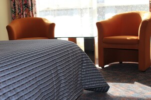 Quarto duplo standard | Área de estar | TV LCD