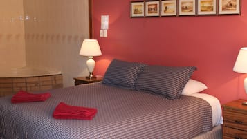 Suite, massasjebadekar | Skrivebord, strykejern/-brett, wi-fi (inkludert) og sengetøy