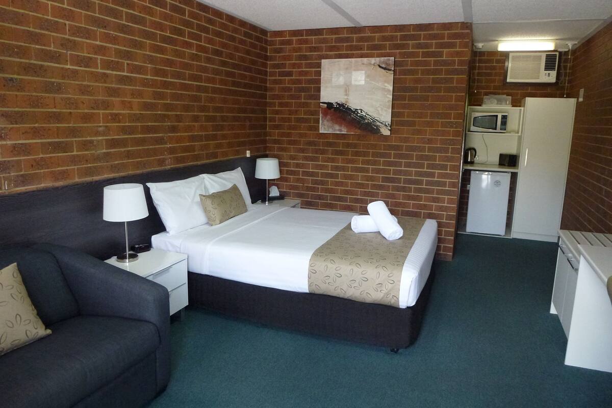 Queen Room | Minibar, desk, iron/ironing board, cots/infant beds