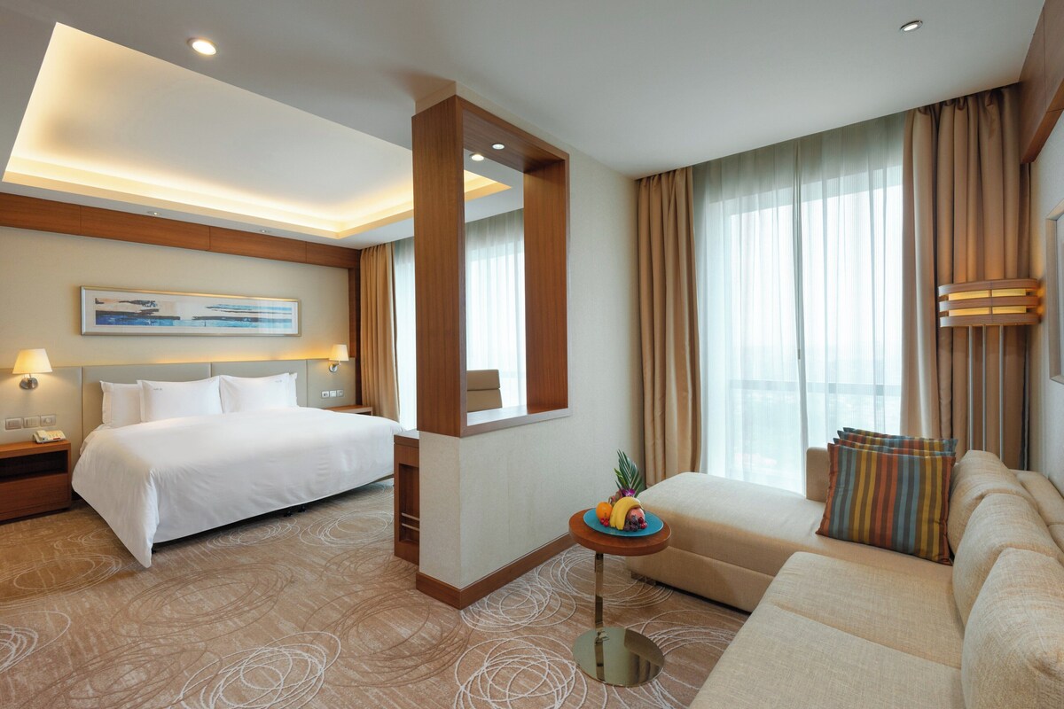 Suite, 1 soverom, Club Lounge-tilgang (High Floor) | Dundyner, minibar, safe på rommet og skrivebord