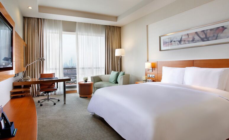 Untuvapeitot, minibaari, tallelokero huoneessa, työpöytä