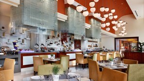 Daily buffet breakfast (CNY 108 per person)