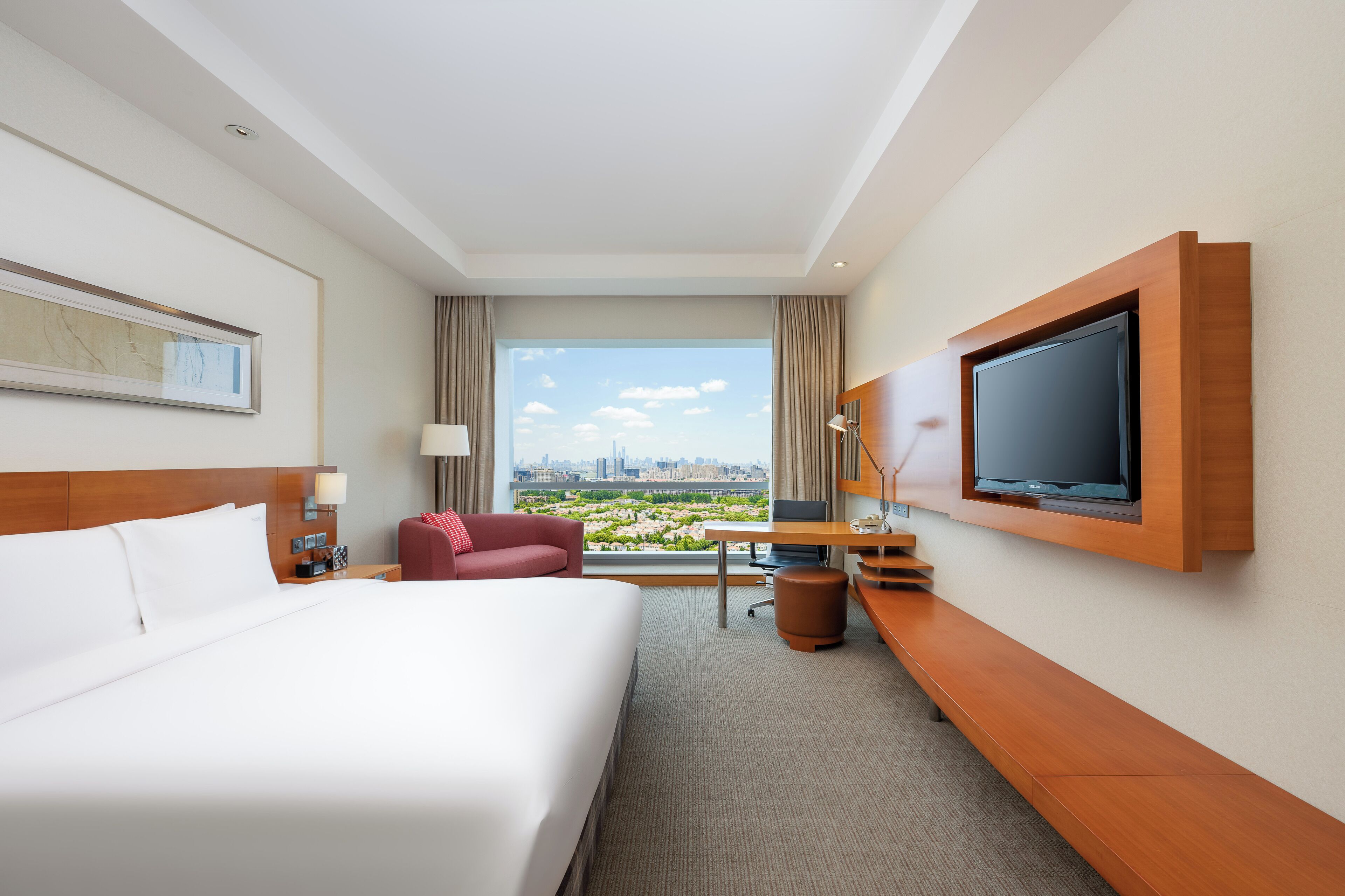 Room, 1 Queen Bed (Club Floor) | Down comforters, minibar, in-room safe, desk