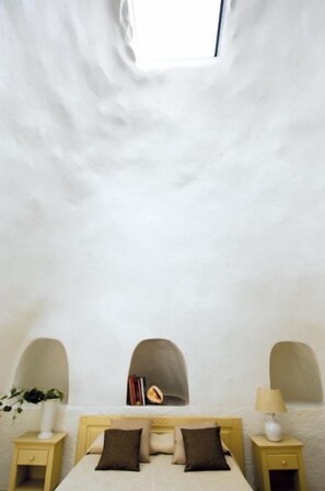 Minibar, Zimmersafe, Schreibtisch, Bettwäsche