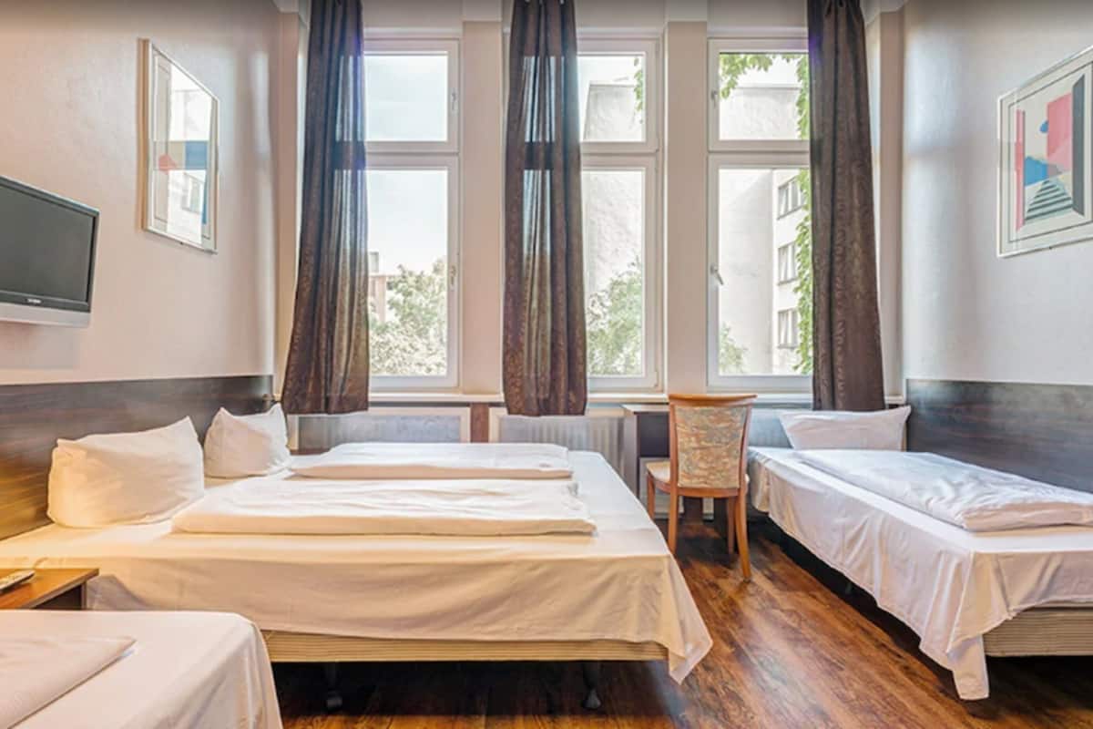 Quadruple Room | Blackout curtains, free cots/infant beds, free WiFi