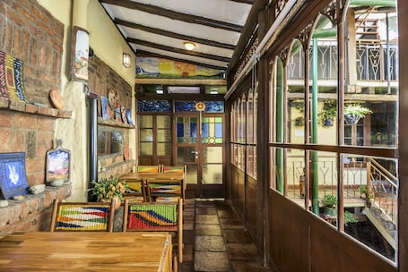 Se sirven desayunos y almuerzos; cocina regional; con vista al jardín