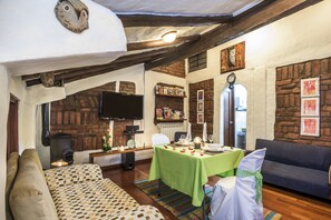 Bar de cocktails, con vista al jardín, abierto las 24 horas