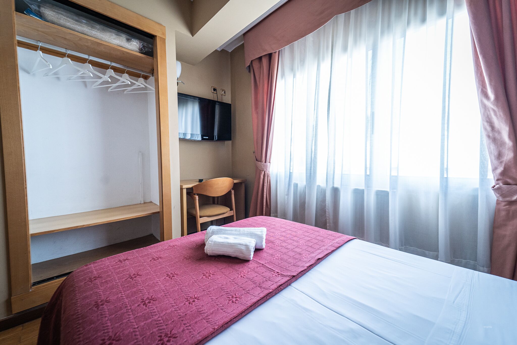 economy single room | desk, free wifi, bed sheets