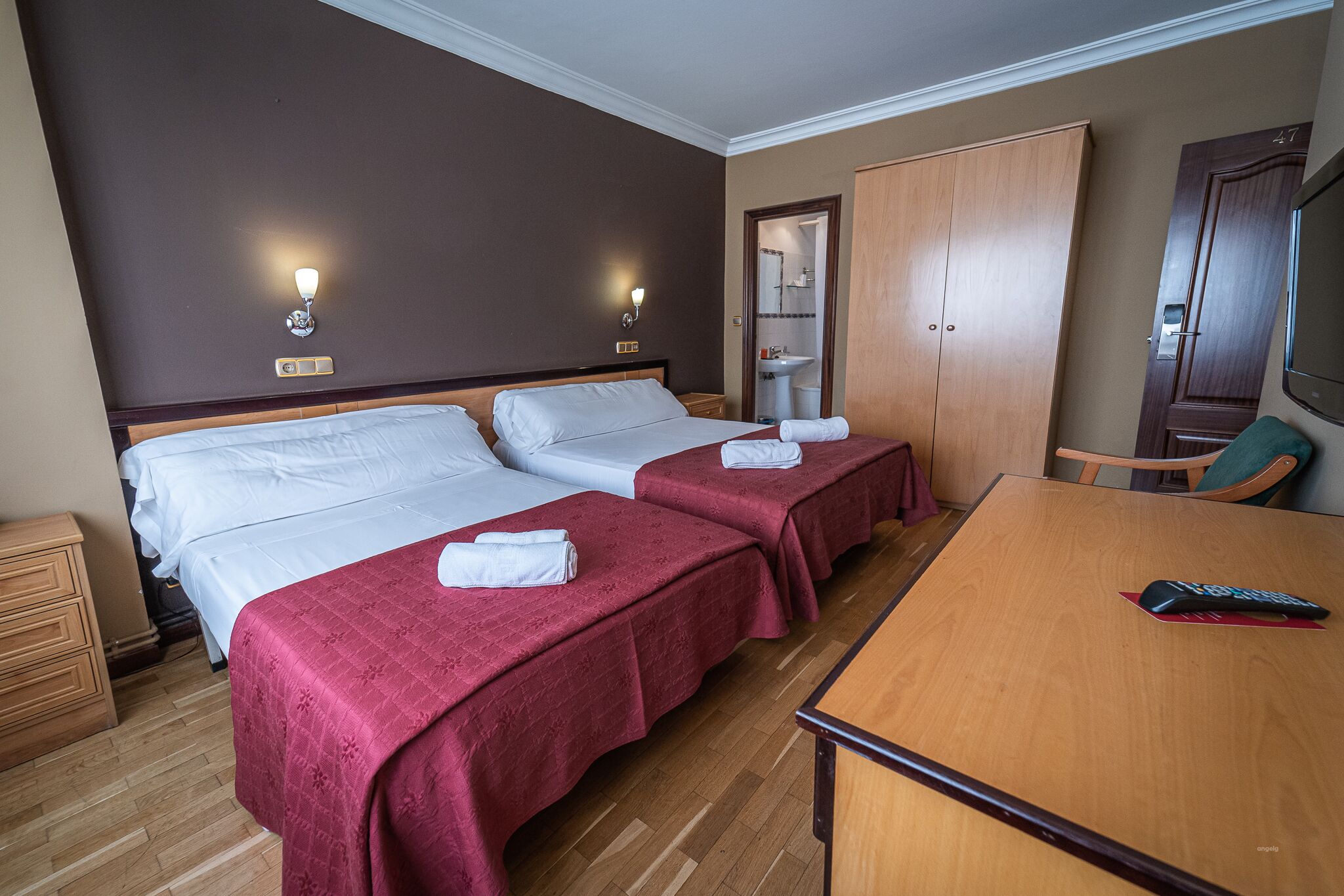 family triple room | desk, free wifi, bed sheets