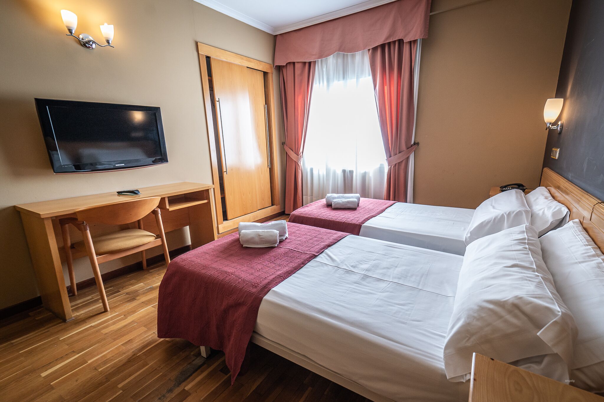standard twin room | desk, free wifi, bed sheets